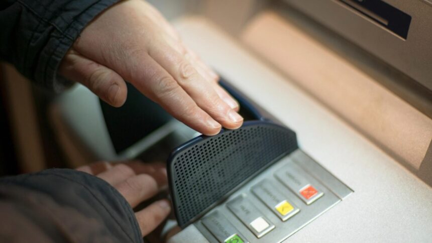 asa iti protejezi contul de escroci de ce e recomandat sa apasati butonul rosu de la bancomat dupa fiecare tranzactie 68d54e49b484e
