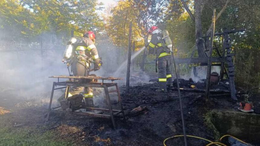incendiu puternic la o cabana din parang pompierii au mers pe jos pentru ca nu se poate ajunge cu autospecialele 68d18bb85f7b6