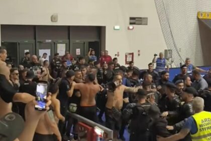 incidente violente la craiova doua grupari de suporteri au sarit la bataie la meciul de fotbal de sala dintre romania si ungaria video 68d4525e56196