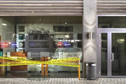 jaf in plina zi hoti mascati au spart vitrina cu barosul si au fugit pe trotinete electrice cu ceasuri in valoare de zeci de mii de euro video 68dbc480af495