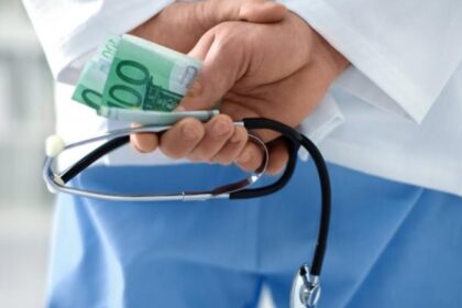 tranzactii subterane la varful spitalului caransebes managerul spitalului stia precis ca va incasa 250 000 de lei pentru un contract trucat interceptari 68d62adc0863c