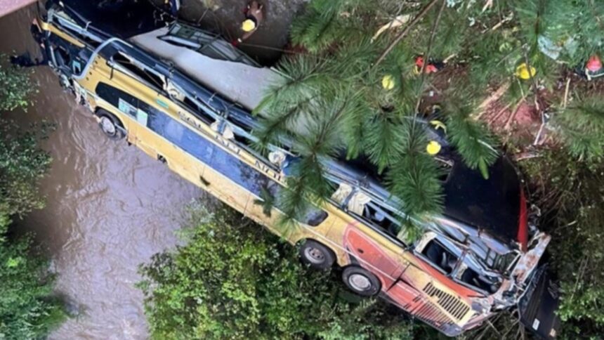 autocar cu etaj prabusit de pe un pod in argentina 9 morti zeci de raniti 68ff5397cd049