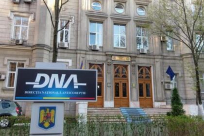 flagrant dna barbat retinut dupa ce a fost prins primind 12 500 de euro pentru a si trafica influenta asupra unui ofiter de politie 690244d41fcb5