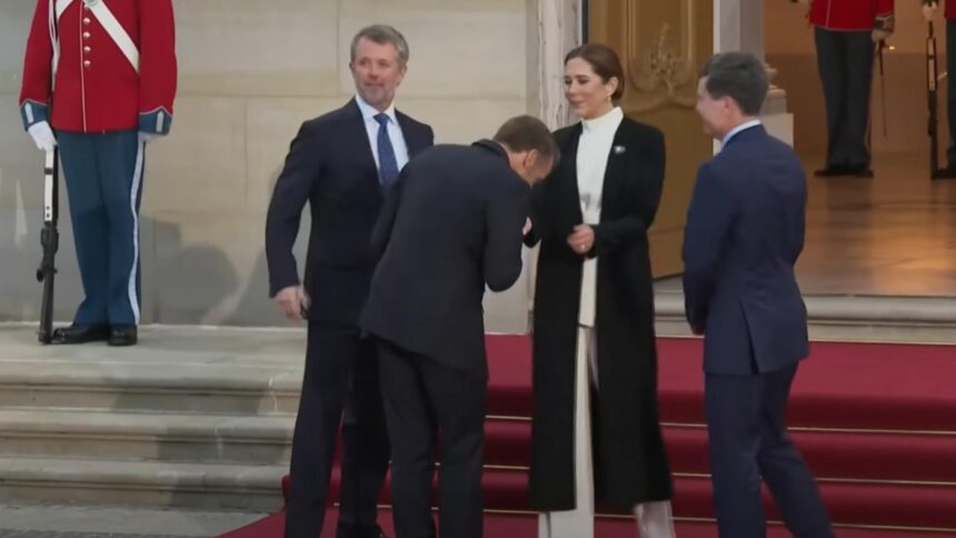 gafa monumentala a lui macron i a pupat mana reginei danemarcei nicusor dan uitat la poza cu familia regala video 68dd89cbca6db