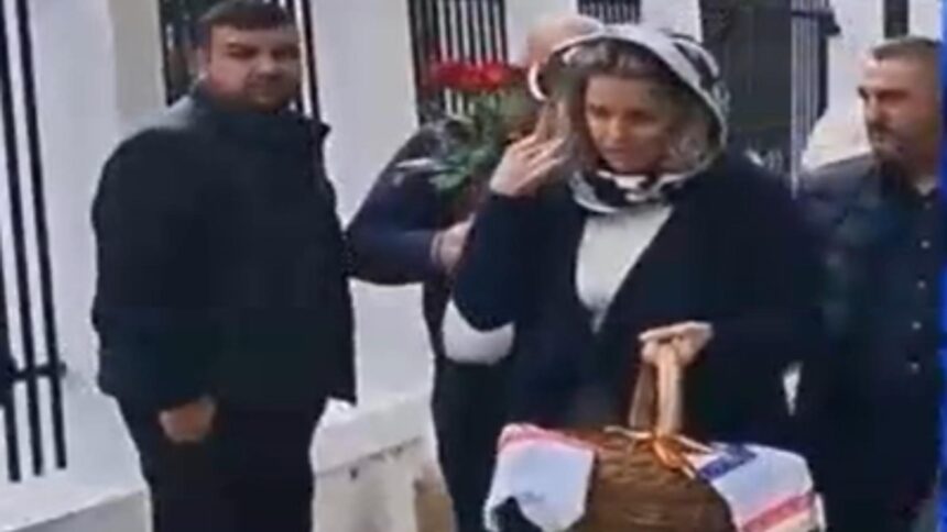 imaginile momentului cu cristela georgescu la biserica discreta si eleganta sotia liderului suveranist a ales smerenia si rugaciunea video 68ee198592c0c