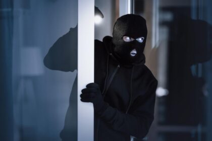 jaf ca n filme au intrat intr o casa cu fetele acoperite i au agresat pe proprietari si au furat 3 000 de lei politia i a retinut pe hoti 68ef5aa2c9e85