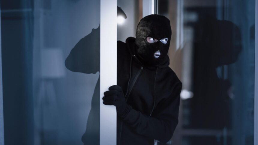 jaf ca n filme au intrat intr o casa cu fetele acoperite i au agresat pe proprietari si au furat 3 000 de lei politia i a retinut pe hoti 68ef5aa2c9e85