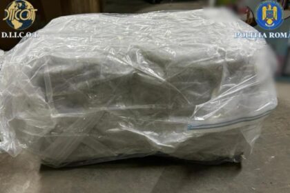 o femeie si un barbat prinsi in flagrant in timp ce vindeau 14 kilograme de canabis pentru suma de 21 000 de euro drogul a fost adus din spania printr o firma de curierat 6900fb61e44bb