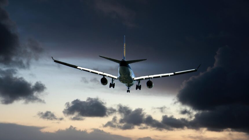 vremea rea da peste cap traficul aerian de pe aeroportul otopeni doua avioane au fost redirectionate pe alte aeroporturi 68e013306dee7