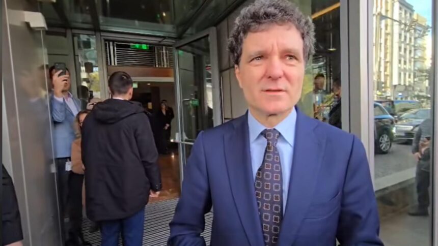 au sarit scantei dupa ce protestatarul ceausescu l a confruntat pe nicusor dan noi vrem banisorii de la borcan 6920a7ce69d87