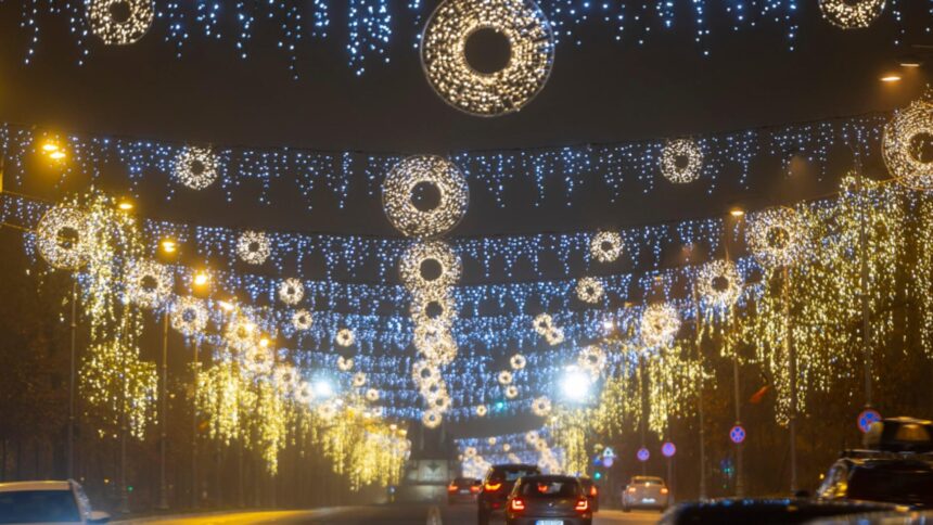 bucurestiul a pornit luminitele de craciun 7 milioane de becuri tip led vor face capitala un pic mai luminoasa 692b3b85bb2d3
