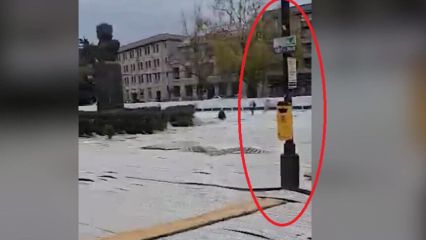 patinoar cu obstacole marca dorel la ploiesti doi stalpi si doua reflectoare uitate in mijlocul suprafetei de patinaj 69241c36e5bde