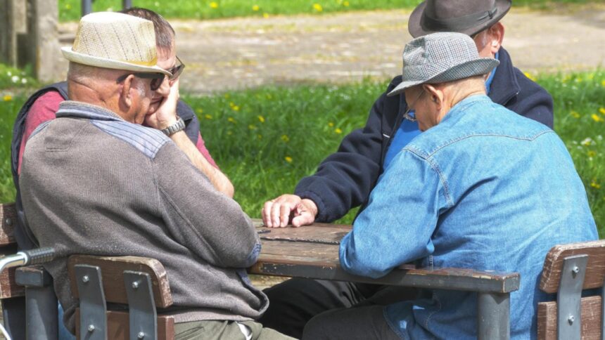 pensii inghetate si ajutoare limitate pentru seniori in 2026 ce vor primi romanii 692976100b404