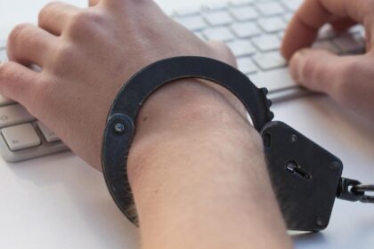 primarul unei comune din cluj retinut pentru delapidare procurorii il acuza ca si a insusit bunuri cumparate pentru primarie 690b52d3c373b