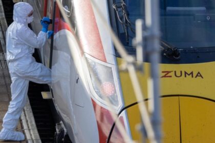 scene de groaza intr un tren din marea britanie zece pasageri injunghiati marturiile disperate ale victimelor 69086d4addb66