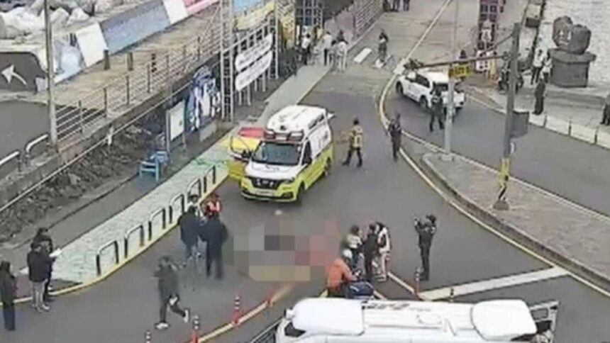 trei oameni si au pierdut viata dupa ce o camioneta a intrat in plin in pietoni la un terminal de feribot 6924a8fd0c091