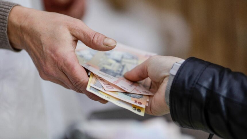 ziua nationala va intarzia distribuirea pensiilor prin posta cand vin pensiile in luna decembrie 692be0cb9c2f9