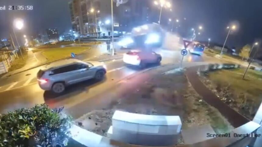 accident spectaculos la oradea un sofer a ajuns la spital dupa ce a zburat cu masina peste un sens giratoriu video 6931ded858d47