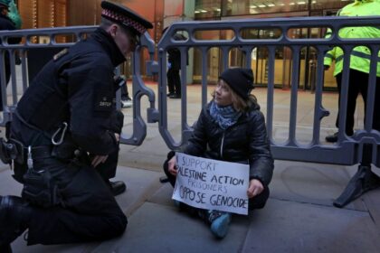 activista de mediu greta thunberg retinuta la o actiune de sustinere a palestinei video 694aa08ed1a21