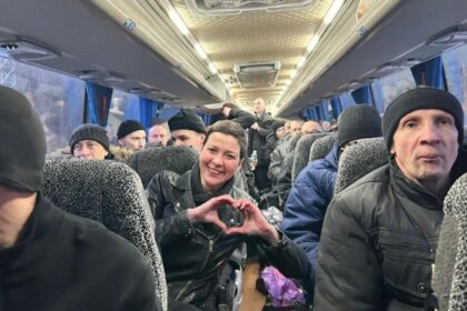belarus a eliberat peste 100 de detinuti politici inclusiv un laureat al premiului nobel 693e7dc886481
