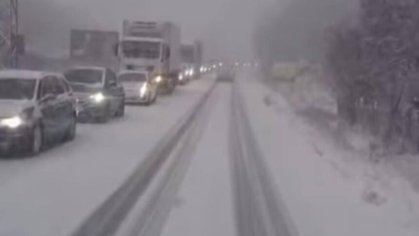 coloane interminabile pe valea oltului ninsorile abundente si un tir au paralizat o portiune din dn7 foto video 6953f0f47a312