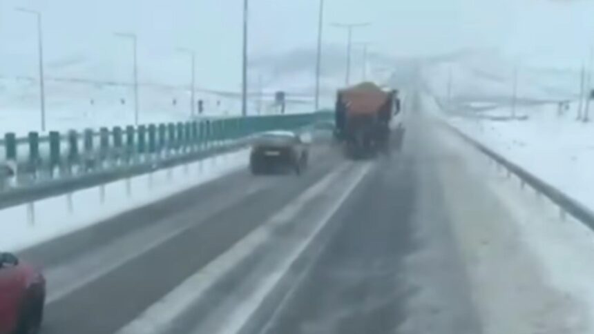 drumarii trag un semnal de alarma soferii sunt sfatuiti sa nu depaseasca utilajele de deszapezire si sa pastreze distanta video 694d79284afe1