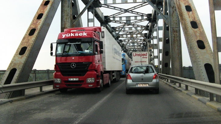 mare atentie soferi circulatia pe podul prieteniei a fost reluata pe ambele sensuri pe perioada sarbatorilor de iarna 694409a6355e1