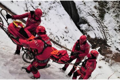 misiune dificila a salvamontistilor in zona inalta din masivul cehlau o persoana este inconstienta si nu se poate interveni cu elicopterul din cauza vremii 692ecb40ac101