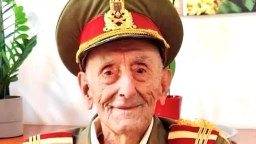 o singura decoratie de ziua nationala veteranul ion vasile banu decorat de presedintele nicusor dan 692d3ab46c840
