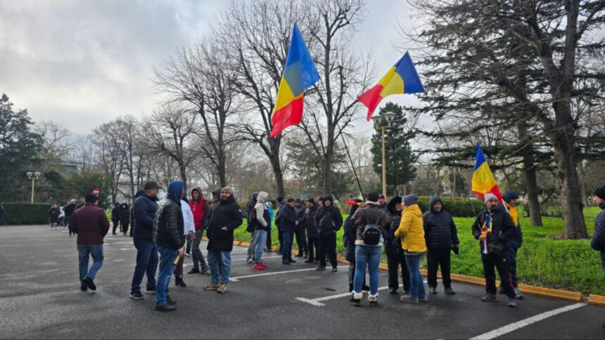 protest spontan la compania de transport in comun din constanta angajatii cer demisia conducerii iar transportul este blocat video 694a90f2c22ae