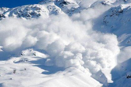 risc de avalansa in muntii din judetul brasov turistii aflati in minivacanta de 1 decembrie sfatuiti sa nu urce la altitudii mari 692d5da315b3d