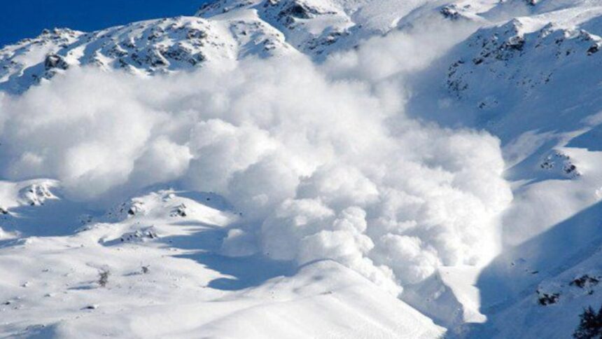 risc de avalansa in muntii din judetul brasov turistii aflati in minivacanta de 1 decembrie sfatuiti sa nu urce la altitudii mari 692d5da315b3d