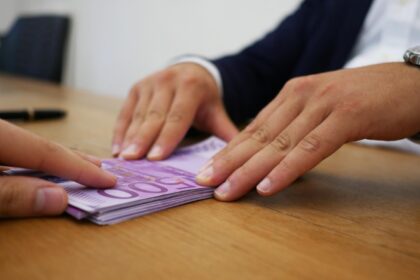 romanii se refugiaza in valuta economiile populatiei in euro si dolari au explodat cu peste 15 695250f33afa9
