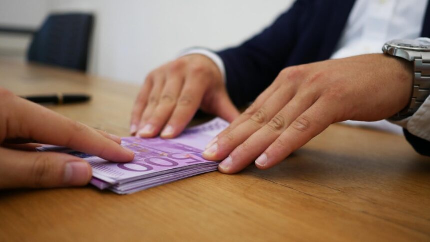 romanii se refugiaza in valuta economiile populatiei in euro si dolari au explodat cu peste 15 695250f33afa9