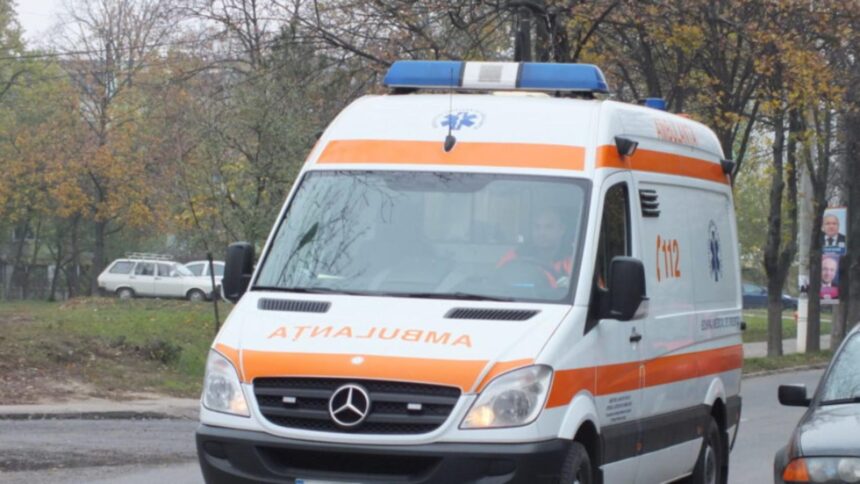 scena socanta in bucuresti un sofer care s a izbit cu masina de un copac a accelerat si a lovit ambulanta sosita sa i acorde ajutor video 693468087ec95