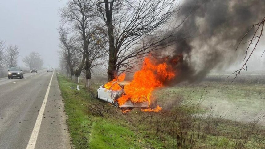 sfarsit groaznic pentru un tanar din slatina s a izbit cu masina de un copac si vehiculul a ars ca o torta foto 693d6dc264aa5