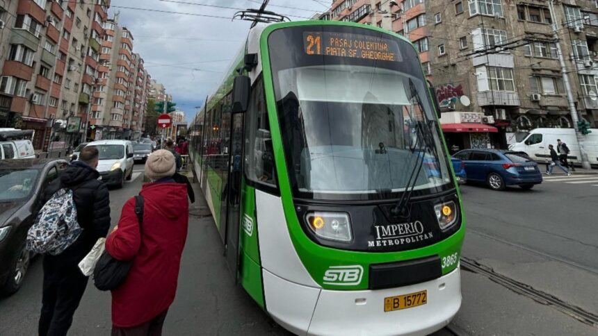 trafic blocat in zona obor mosilor tramvai deraiat in intersectie linia 21 blocata temporar 693c03a331b39