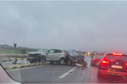 trafic bolcat pe dn1 doua persoane au fost ranite in urma impactului dintre doua masini 692d69476b1c1