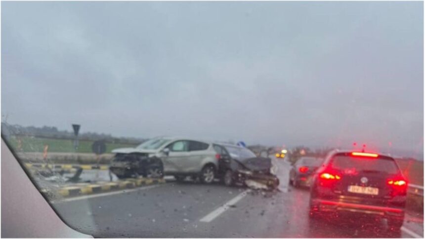 trafic bolcat pe dn1 doua persoane au fost ranite in urma impactului dintre doua masini 692d69476b1c1