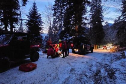 turist din bucuresti ranit in muntii baiului dupa un accident cu atv ul 694d7f02205c2