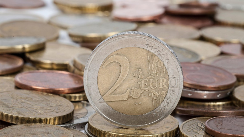 video estimari pesimiste euro ar putea ajunge la 52 lei in 2026 avertismentul economistilor privind impozitul minim pe cifra de afaceri 6943d1d8aafe8