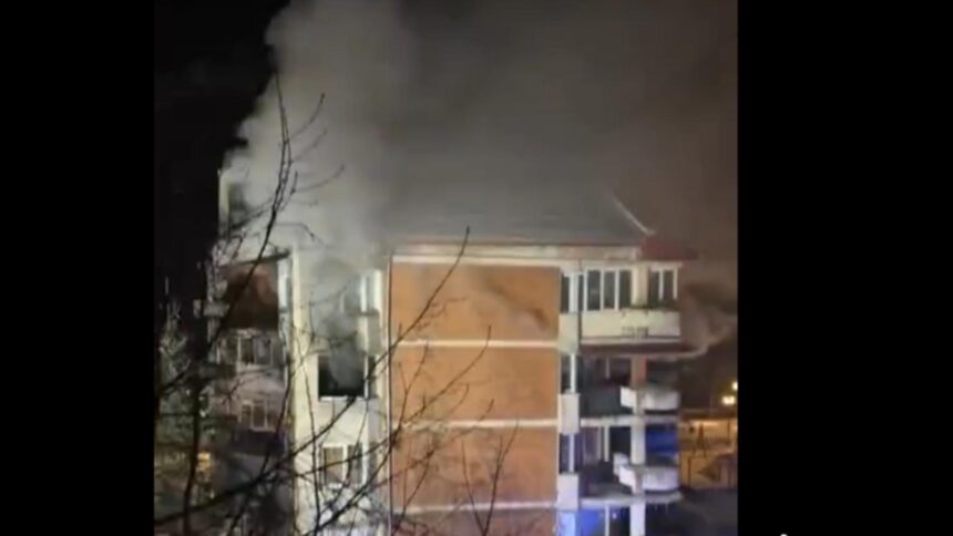 15 persoane s au autoevacuat dupa un incendiu puternic intr un bloc din uricani video 695b562e52abb