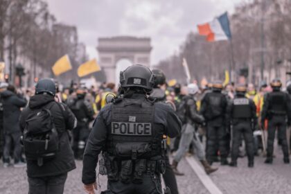 a fost haos in paris in noaptea de revelion peste 1 000 de vehicule incendiate si peste 500 de persoane retinute 6957911191d01