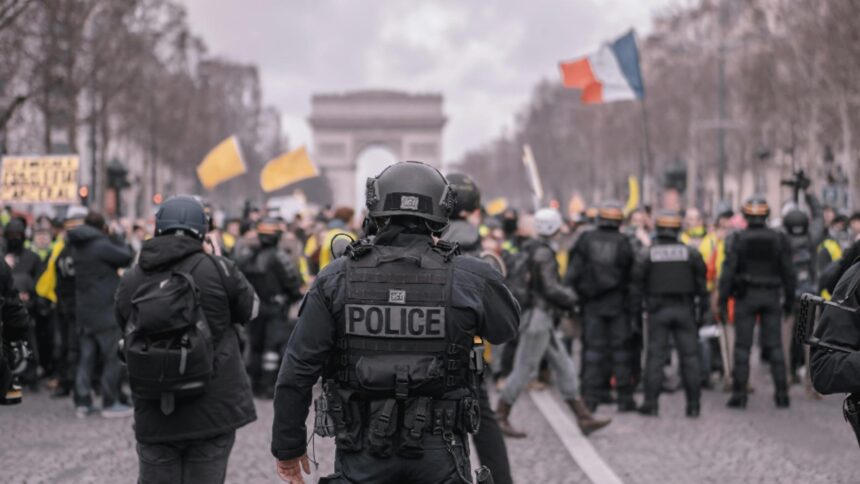 a fost haos in paris in noaptea de revelion peste 1 000 de vehicule incendiate si peste 500 de persoane retinute 6957911191d01