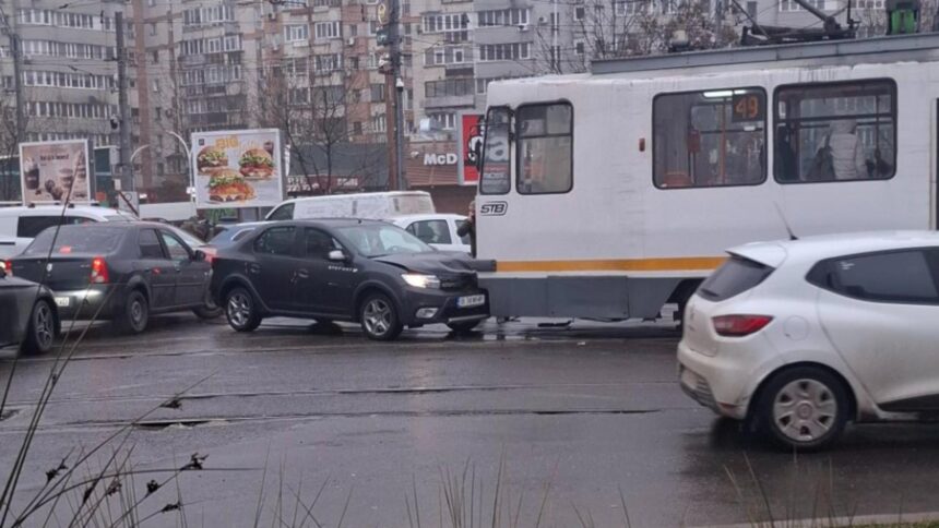 accident intre un tramvai si o masina in capitala trei linii stb blocate foto 6978c5dc13bdf