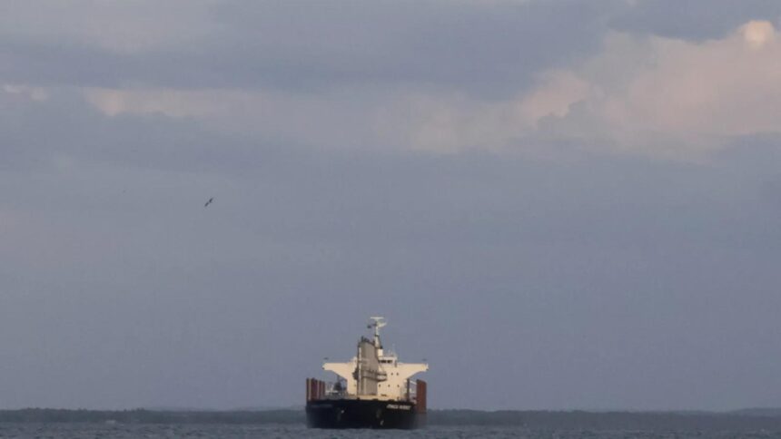 armata americana a lansat o ampla operatiunea de capturare a unui petrolier rusesc care a fortat blocada impusa venezuelei foto 695e65be111ed
