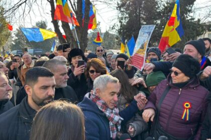 calin georgescu se prezinta din nou la sectia de politie din buftea pentru controlul judiciar numerosi romani sunt alaturi de liderul suveranist 696f19b86e9df