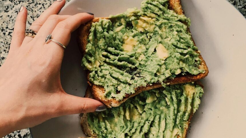 cea mai simpla reteta de avocado toast se prepara repede si reprezinta o gustare delicioasa 69661426a85c2