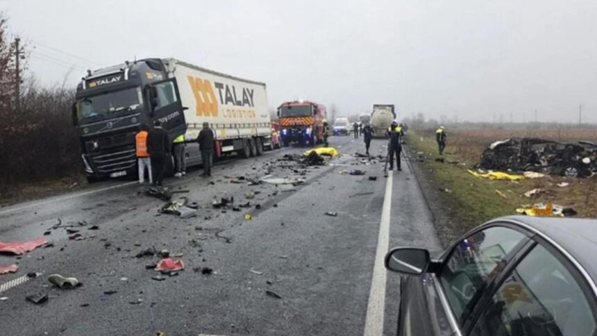 cei sapte suporteri decedati ai lui paok au ajuns in grecia sunt condusi pe ultimul drum cu onoruri video 697ba0133d71e
