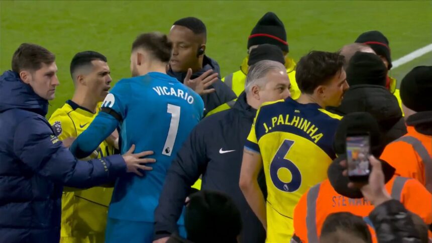 foto si video scandal mare la tottenham dupa dezastrul cu bournemouth fundasul central a intrat in conflict cu fanii 69616d2246d92